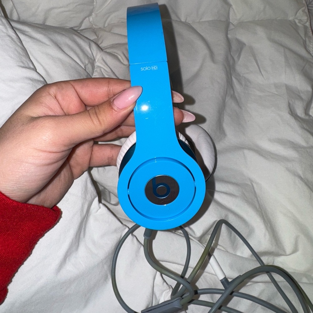 Beats Solo hd. Turquoise with adapter included and case.
